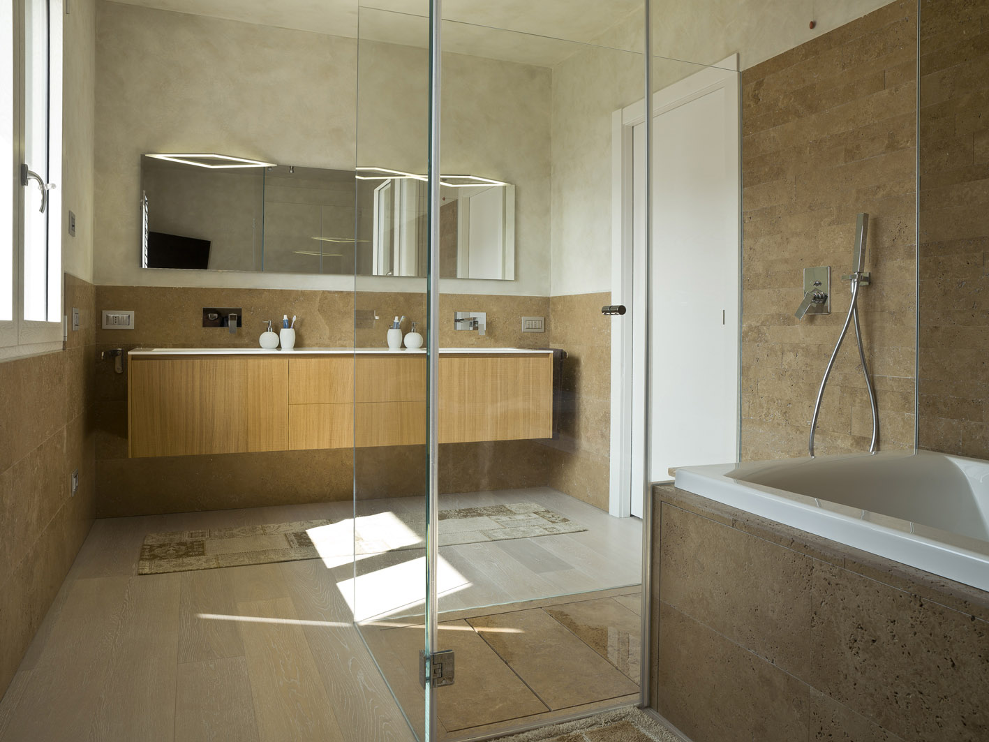 bagno moderno MG architettura d’interni simone casarotto design marmo travertino noce