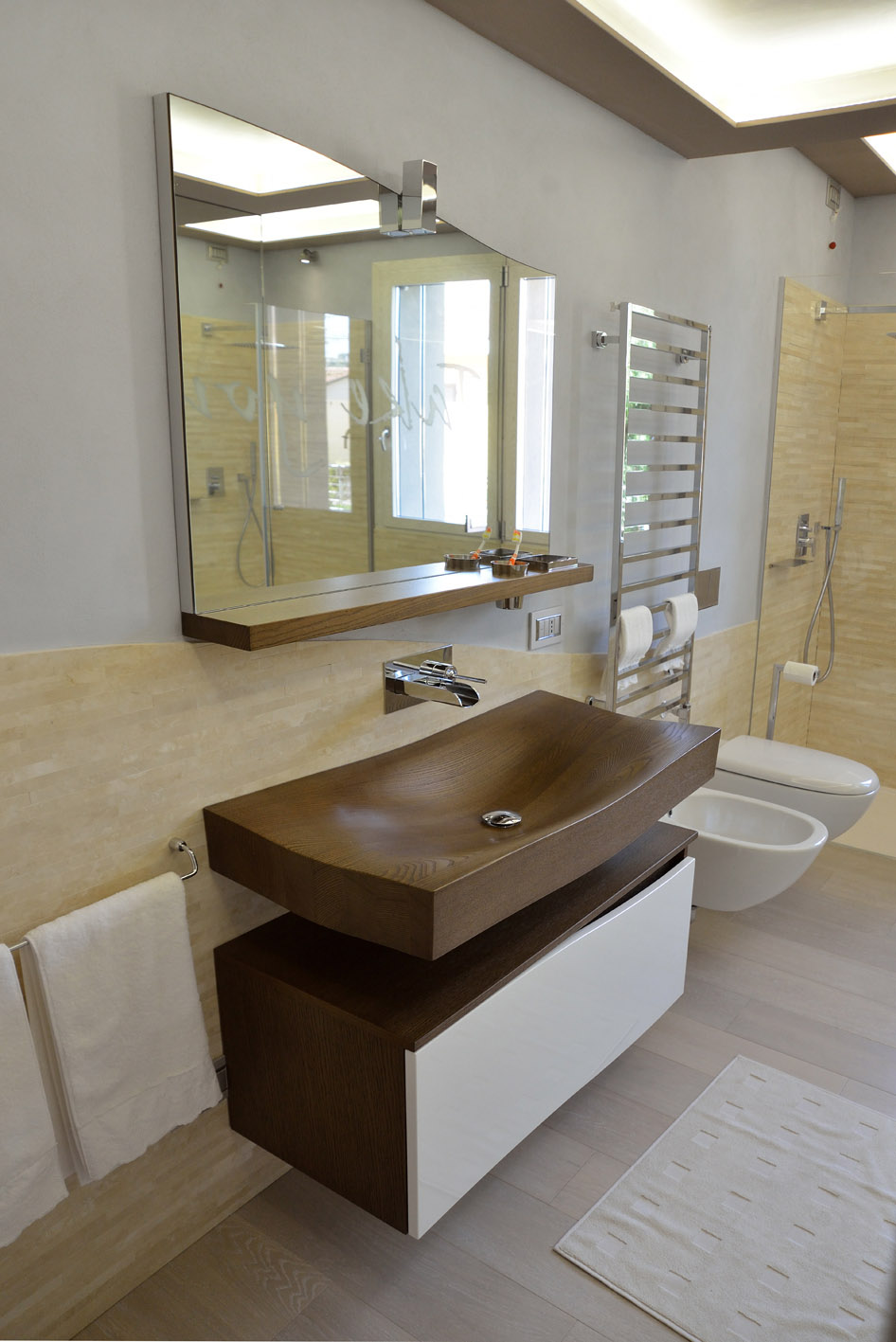 bagno moderno travertino crema lavabo legno tao spoldi ideabagno simone casarotto design